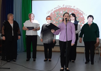 «Дарите женщинам цветы!»